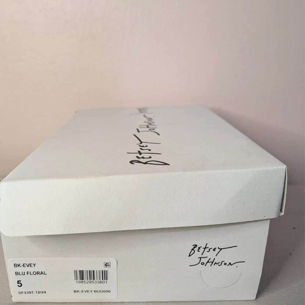 NEW Betsey Johnson Kids Floral Pump Size 5 Blue White Toile Pearl Strap Heel - Picture 9 of 9